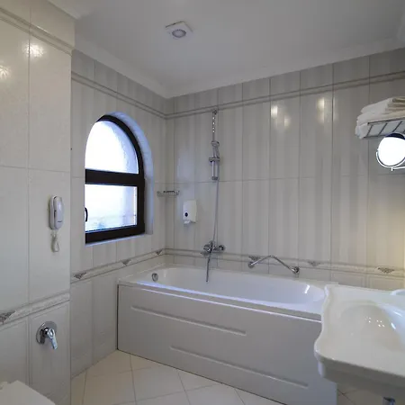 Sunny Castle فندق كرانيفو